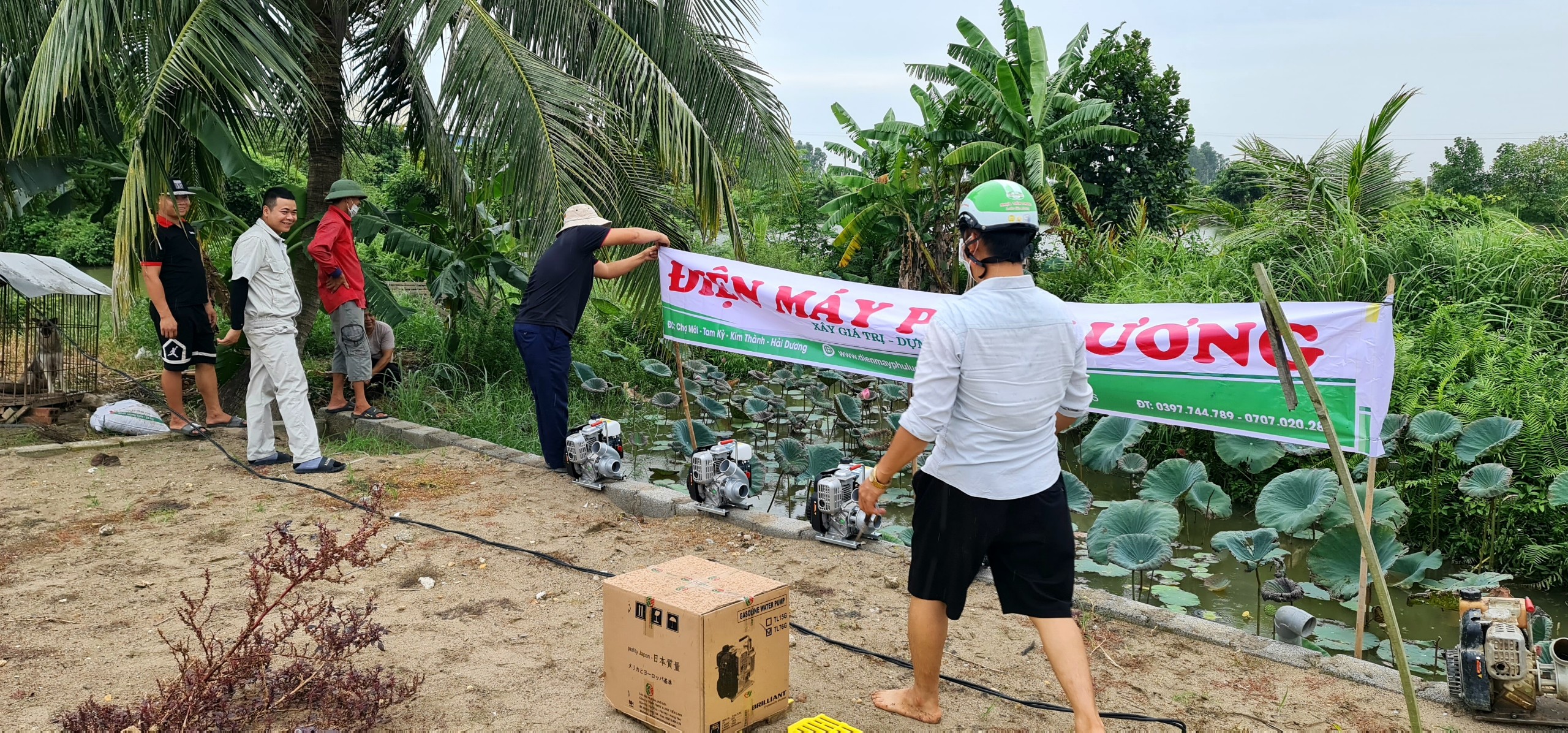 ĐIỆN MÁY PHÚ LƯƠNG ĐANG CÔNG TÁC CÙNG ANH EM Ê KIP CHUYỂN BỊ QUAY VIDEO MÁY BƠM NƯỚC THẾ HỆ MỚI .